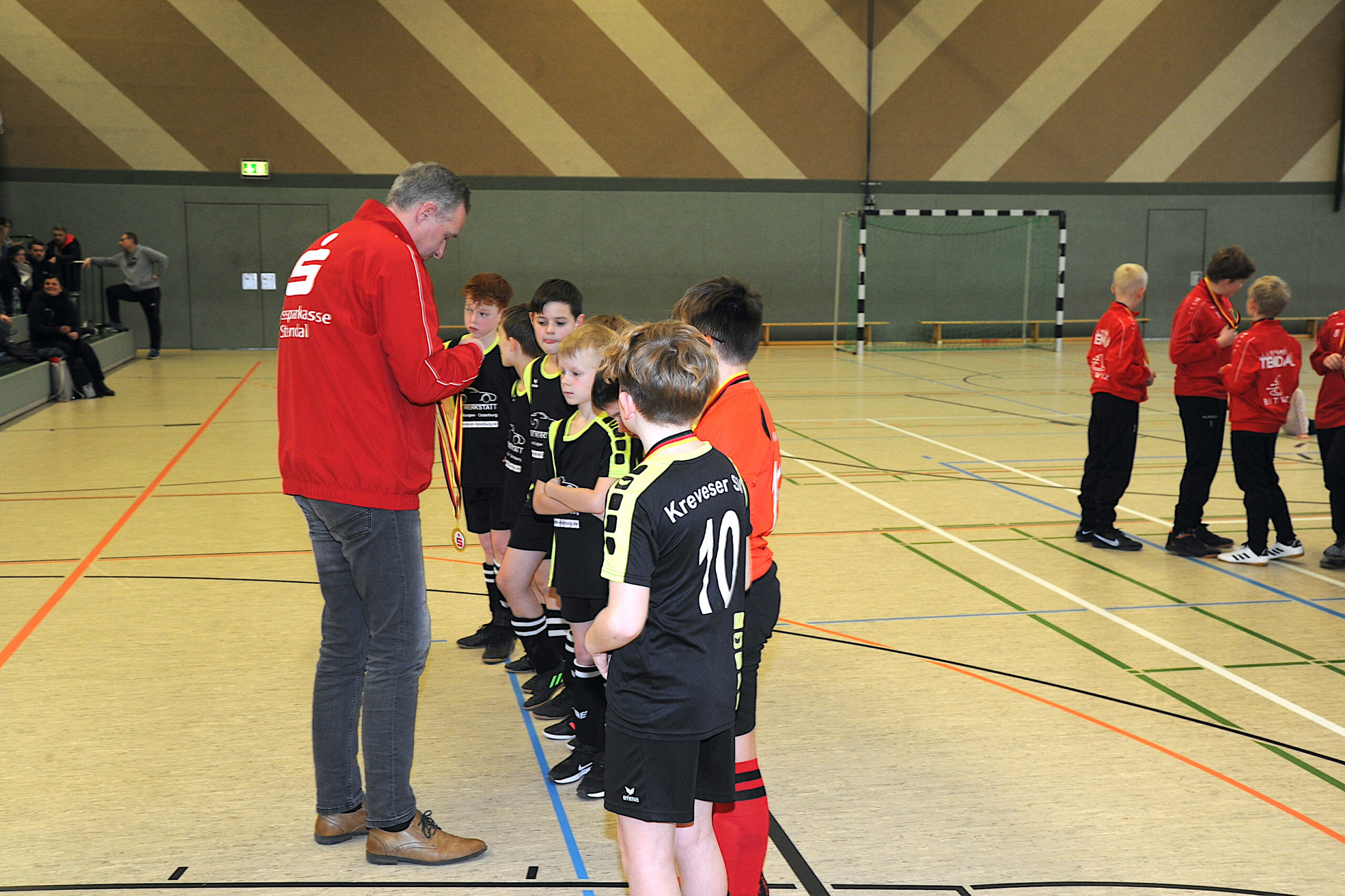 Christian Johannsen ehrt den Kreveser SV schwarz für den zweiten Platz.